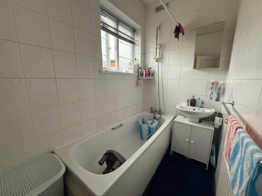 Lot: 157 - FLAT FOR INVESTMENT - Bath with sink
